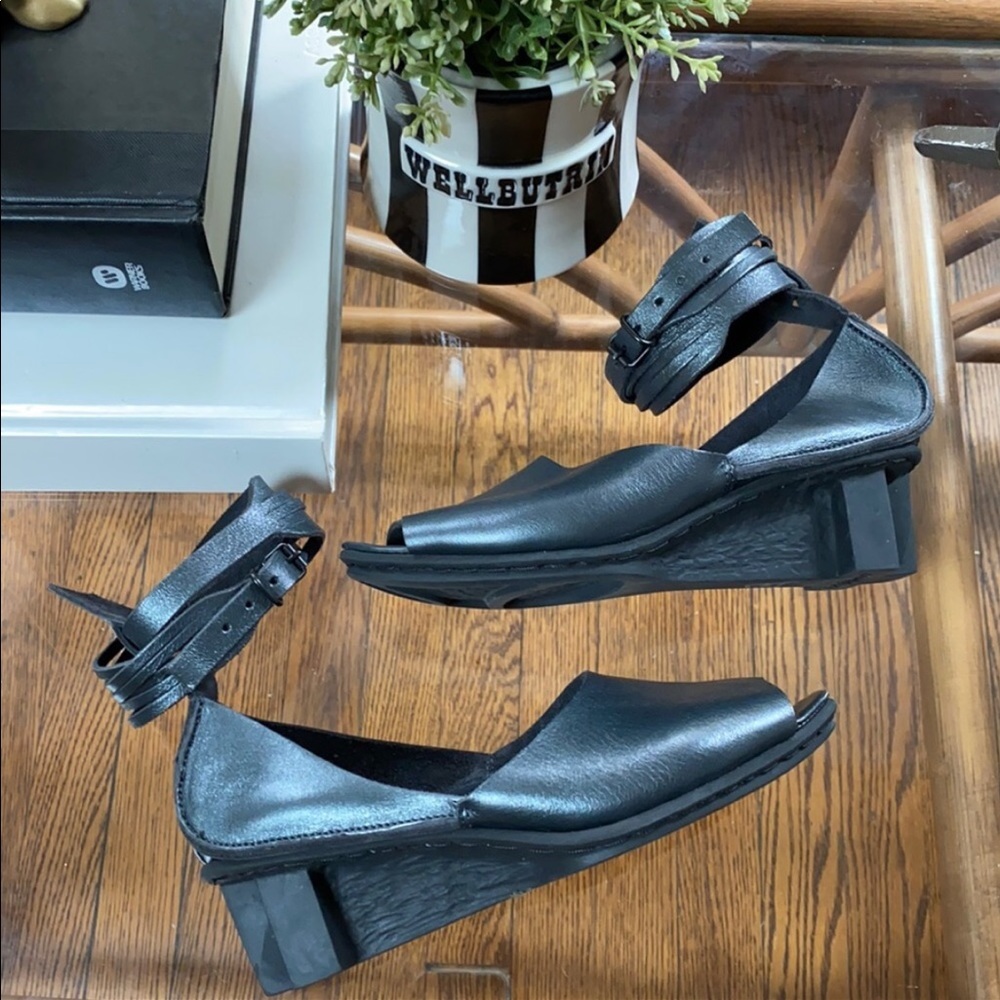 Rare Trippen Pewter Strappy Peep Toe Wedge Sandals
